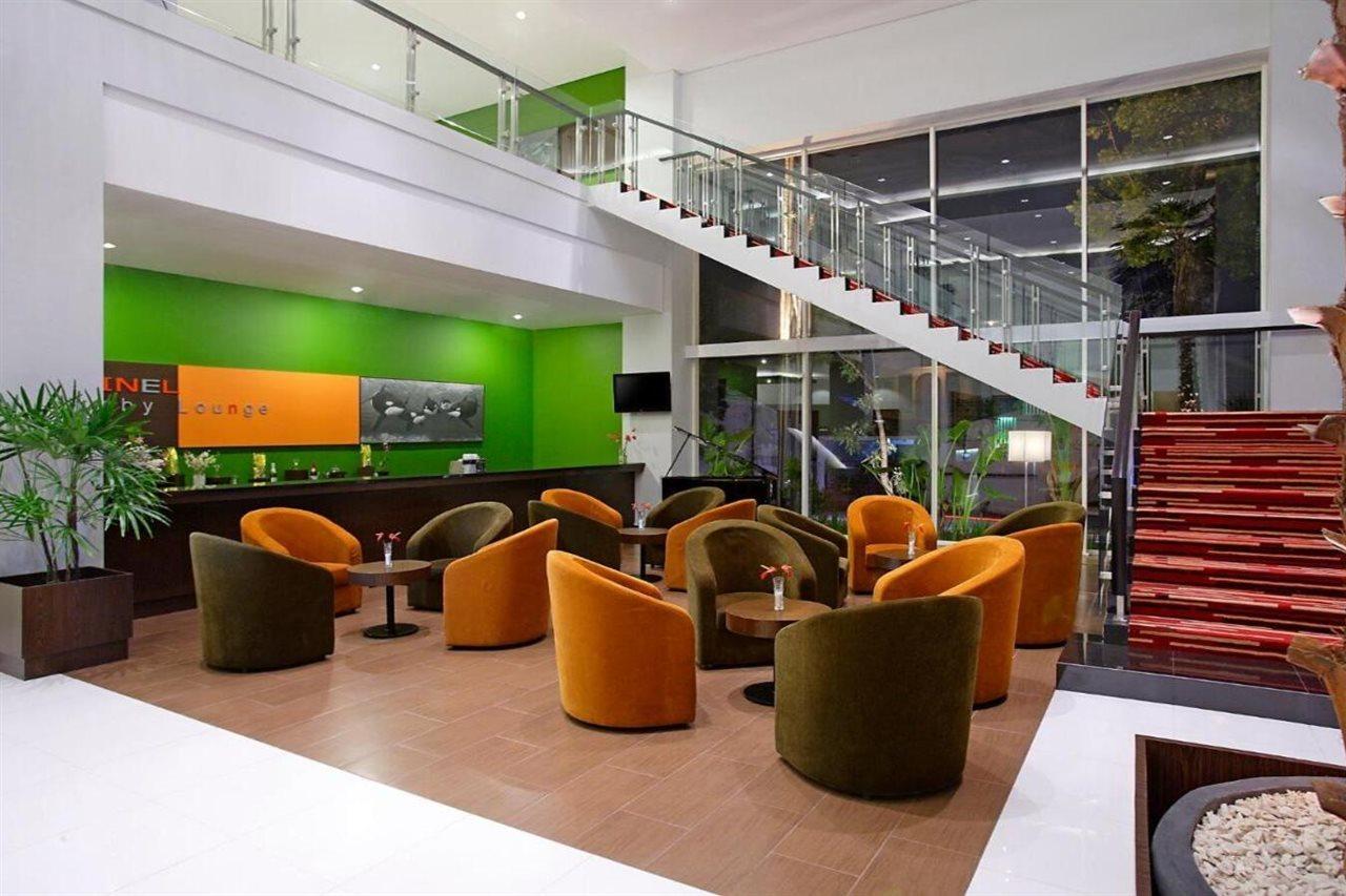 Hotel Santika Palu Extérieur photo