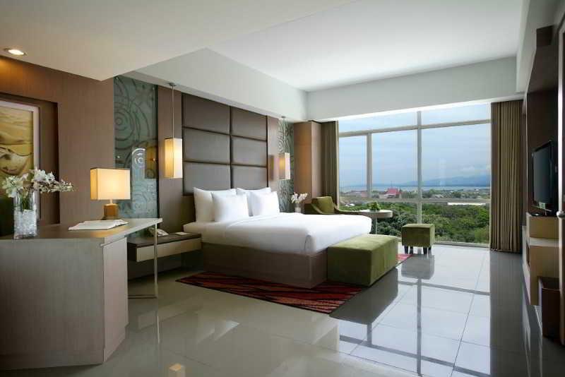 Hotel Santika Palu Extérieur photo