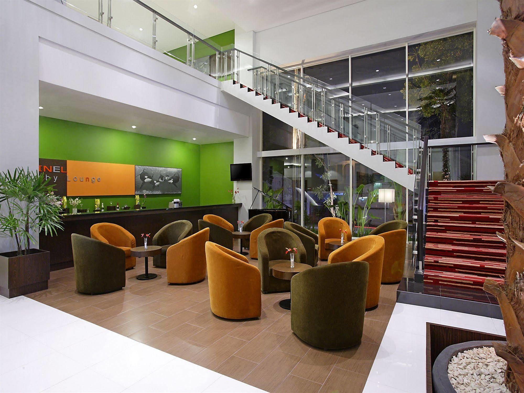 Hotel Santika Palu Extérieur photo
