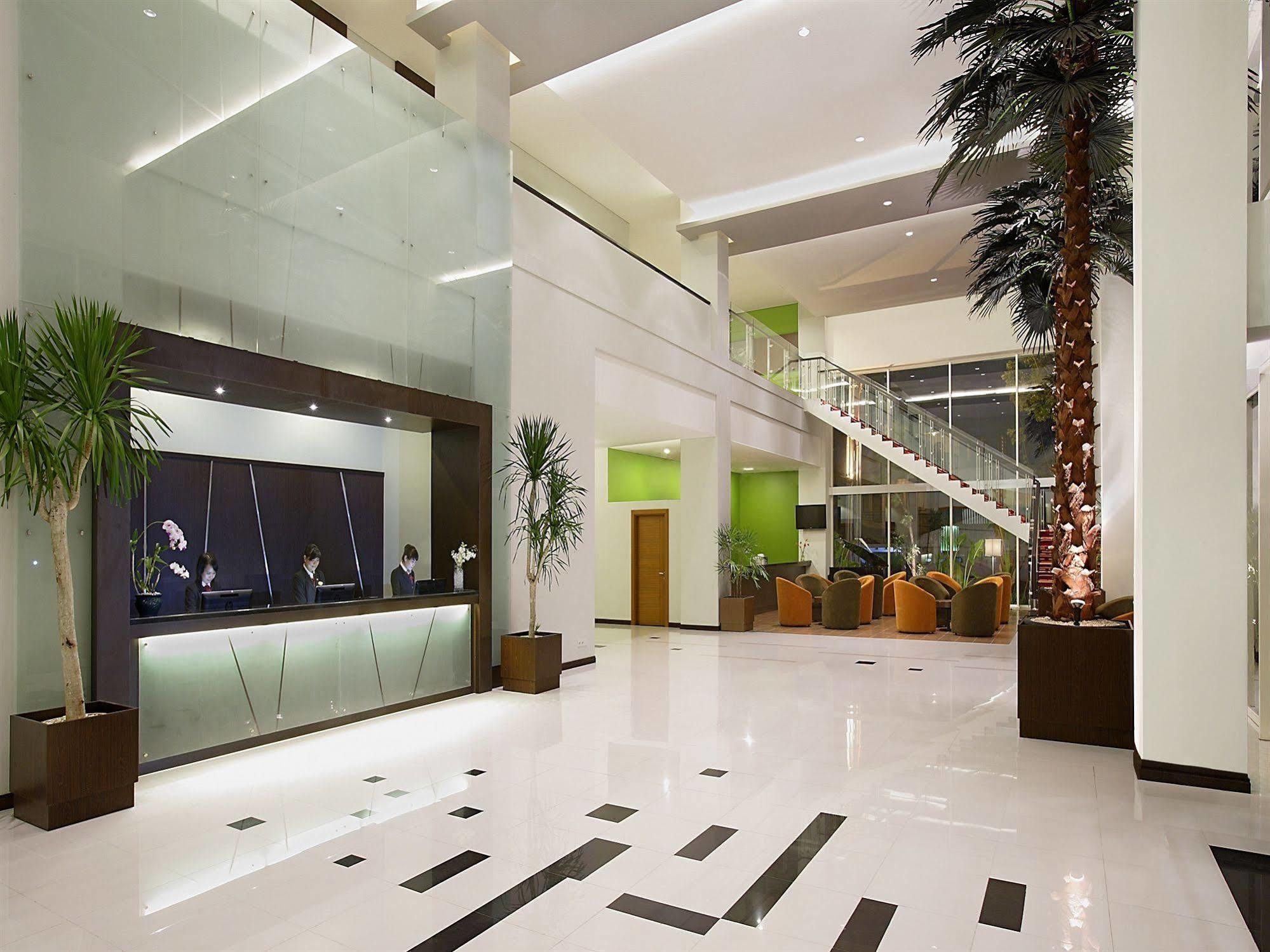 Hotel Santika Palu Extérieur photo