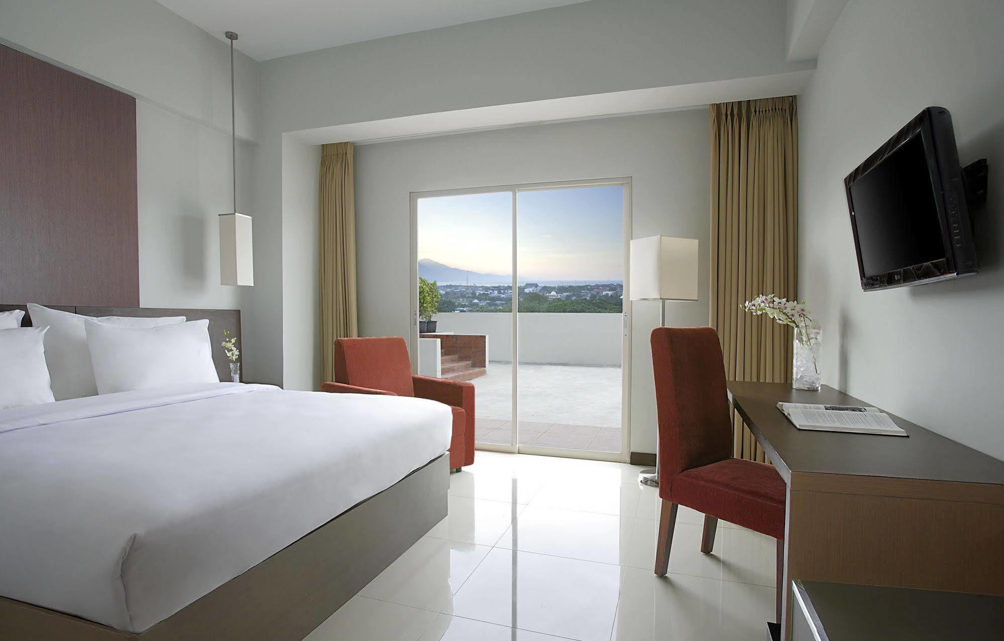 Hotel Santika Palu Extérieur photo