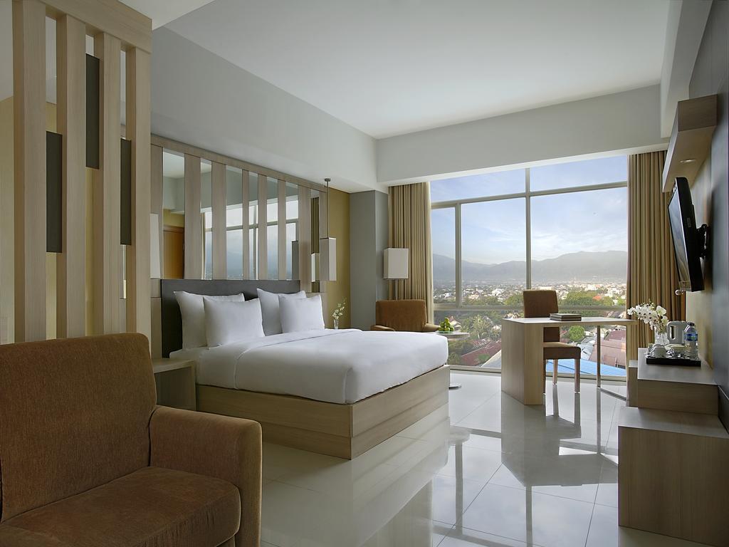 Hotel Santika Palu Extérieur photo